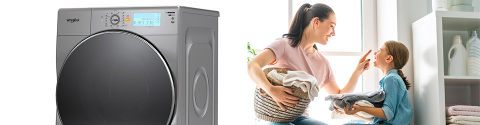 Lavadora secadora 10 Kg carga frontal Whirlpool 7501545510465. Ambientada en hogar con madre e hija disfrutando el momento mientras se lleva a cabo el proceso de lavado.