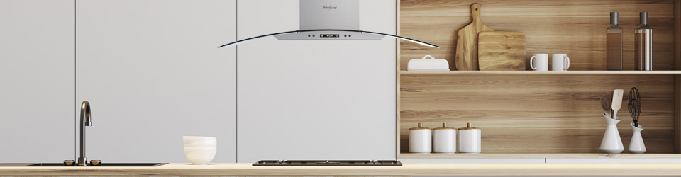Campana Whirlpool 7501545629648 ambientada en cocina equipada con electrodomésticos Whirlpool.