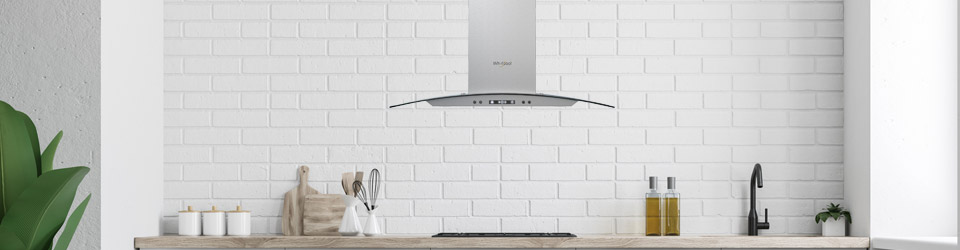 Campana Whirlpool 7501545629648 ambientada en cocina equipada con electrodomésticos Whirlpool.