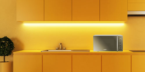 Horno microondas Whirlpool 7501545507533 ambientado en cocina de color amarillo límpia y moderna que combina muy bien con productos como este Horno de mesa Whirlpool. Mejora las posibilidades de combinar en diseño interior.
