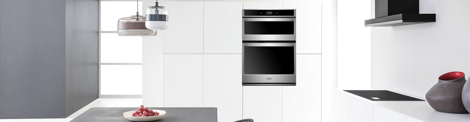 Torre de Hornos con horno microondas Whirlpool 883049446882 ambientada en cocina moderna vista desde la parte externa de la casa.