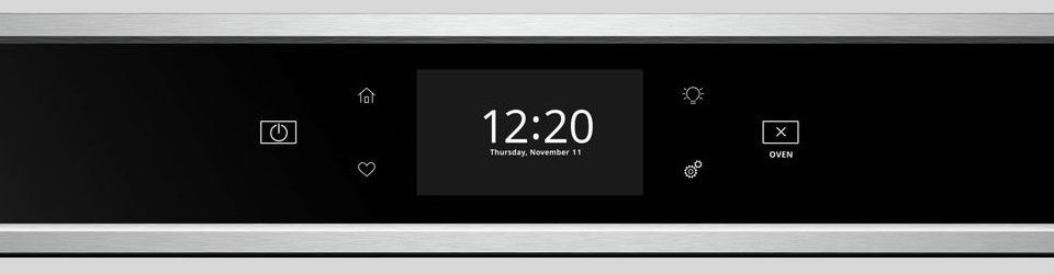 Torre de Hornos con horno microondas Whirlpool 883049446882 ambientada en cocina moderna vista desde la parte externa de la casa.